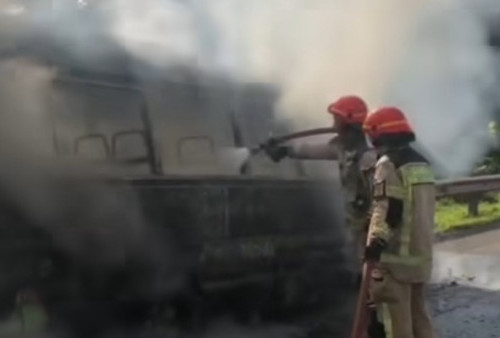 Viral! Minibus KONI Kota Bekasi Terbakar di Tol Cipularang KM 85