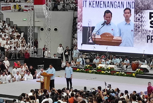 Prabowo-Gibran Tiba di Indonesia Arena Senayan, Kompak Pakai Kemeja Biru