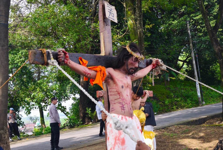 Teatrikal Jalan Salib Awali Ibadah Jumat Agung GKJW Dawarbandong Pepanthan Banyulegi di Mojokerto