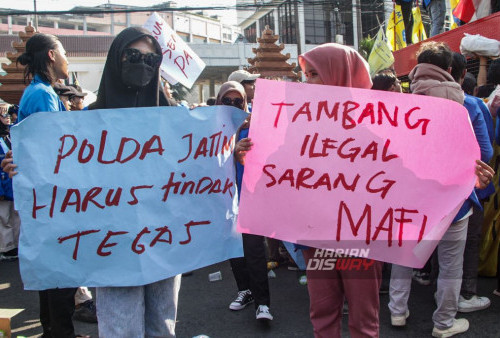 Sejumlah mahasiswa yang tergabung dalam Pergerakan Mahasiswa Islam Indonesia (PMII) melakukan aksi demo di depan Gedung DPRD Jawa Timur pada Rabu, 8 November 2023. Aksi demo yang diikuti sebanyak 400 mahasiswa itu menolak terhadap aktivitas pertambangan di Jawa Timur, terutama pertambangan ilegal yang masih beroperasi hingga sekarang. (Moch Sahirol/Harian Disway)
