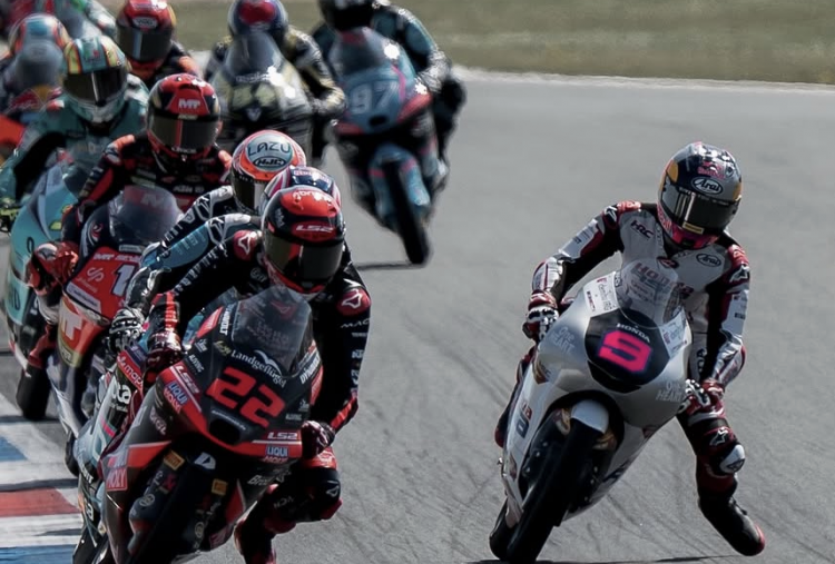 Veda Ega Pratama Bikin Italia Heboh! Rookie Indonesia Guncang Moto3 Inggris Usai Salip Uriarte