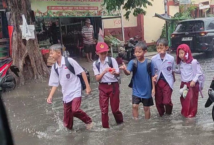 Hujan Deras, Siswa SD di Depok Terjang Banjir 40 Cm Sepulang Sekolah