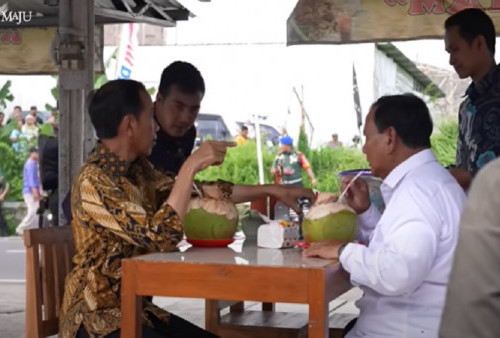 Makin Akrab, Ini Momen Jokowi dan Prabowo Makan Bakso hingga Minum Es Kelapa di Pinggir Jalan