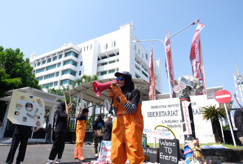 Aksi Demo di Depan Kantor Sekretaris Daerah Jawa Timur Menuntut Penanganan Polusi Plastik