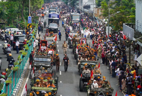 Peserta parade berbaris saat Parade Surabaya Juang di sepanjang Jalan Tunjungan, Surabaya, Jawa Timur, Minggu (6/11/2022). Parade tersebut digelar dalam rangka menyambut Hari Pahlawan 10 November setelah vakum selama dua tahun dilanda pandemi, pagelaran teatrikal bertema sejarah pertempuran 10 November 1945 menempuh rute historis, mulai Monumen Tugu Pahlawan hingga Balai Kota Surabaya. 
