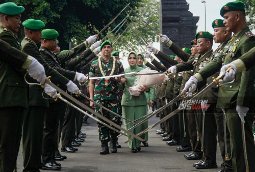 Kedatangan Pangdam baru, Mayjen TNI Rudy Saladin, di Surabaya disambut melalui upacara pedang pora dan Apel Bersama Prajurit serta ASN Kodam V/Brawijaya, yang berlangsung di Markas Kodam V/Brawijaya, Surabaya, pada Jumat, 23 Agustus 2024.  Upacara ini juga merupakan momen perpisahan bagi Mayjen TNI Rafael Granada Baay, yang dihadiri oleh sejumlah pejabat utama Kodam V/Brawijaya, termasuk Kasdam, para Danrem, Danrindam, serta perwakilan dari berbagai satuan di bawah naungan Kodam V/Brawijaya. Foto Sahirol Layelli.