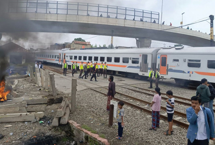 Warga Ciroyom Bandung Bakal Demo Lagi di Perlintasan Kereta yang Sudah Ditutup KAI, Warga Ungkap Tuntutan Mereka