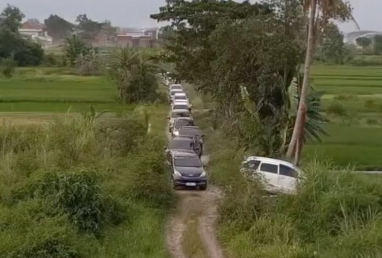 Apes! Gegara Google Maps Ratusan Mobil Pemudik Nyasar ke Sawah di Sleman 