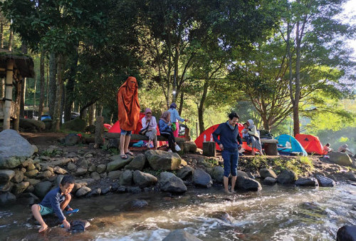Piknik Akhir Pekan di Camping Ground Tepi Sungai Bedengan 