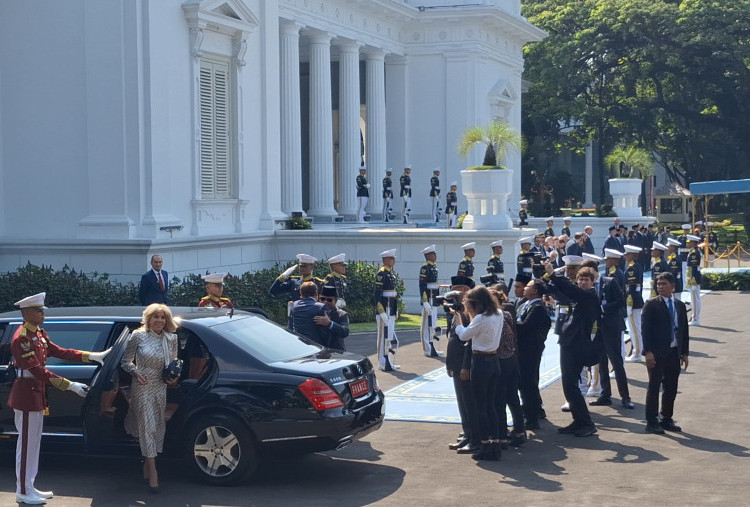 Detik-Detik Prabowo Peluk Presiden Macron Saat Tiba di Istana, Didampingi Brigitte Macron