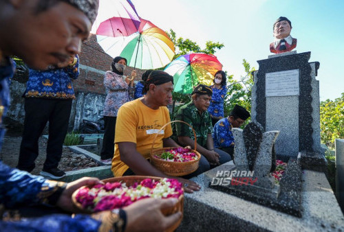 Kepala UPT Taman Budaya-Disbudpar Jatim, Ali Ma’ruf, memimpin acara ziarah yang diawali dengan syukuran pemotongan tumpeng di kantor UPT Taman Budaya-Disbudpar Jatim. Bersama staf, mereka memanjatkan doa dan menaburkan bunga di makam Cak Durasim.
