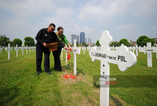 Prosesi tabur bunga menjadi penutup yang mengharukan dari upacara tersebut. Empat karangan bunga diletakkan di depan Monumen Karel Doormen sebagai penghormatan khusus kepada para pahlawan yang gugur.
