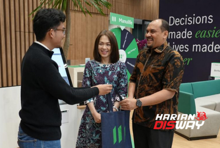 Fauzi Arfan, Presiden Direktur & CEO Manulife Syariah Indonesia (kanan), dan Shierly Ge, Chief Marketing Officer (tengah), berinteraksi langsung dengan nasabah di area customer service dalam rangka Hari Pelanggan Nasional 2026 sebagai bentuk apresiasi atas kepercayaan nasabah. Foto: Manulife