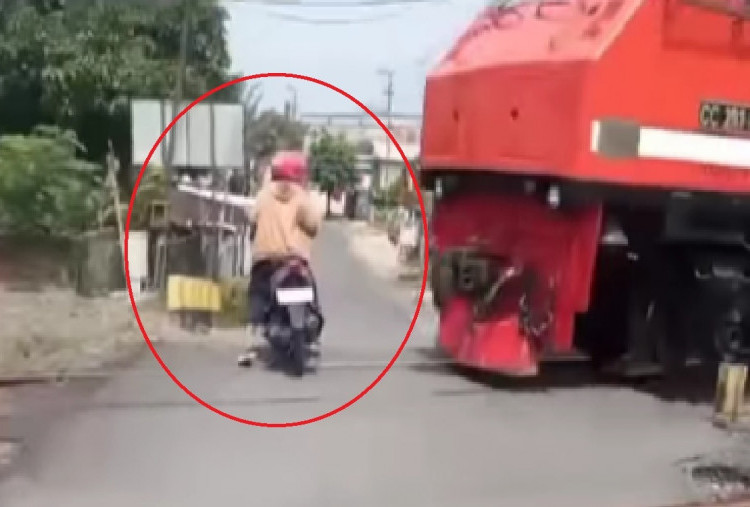 Viral Emak-emak di Ogan Komering Ulu Nekat Terobos Perlintasan Tanpa Palang Pintu, Begini Endingnya