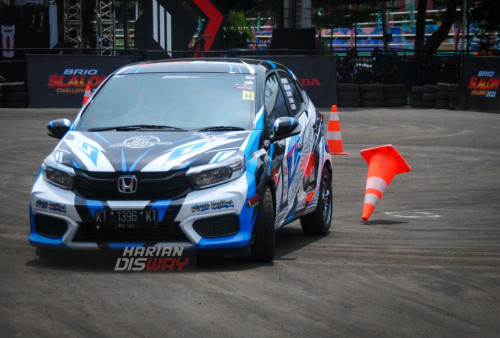 Sejumlah peserta pamer aksi kelincahan mobi dalam ajang Brio Slalom Challenge (BSC) 2022 seri ke-4 di Parkir Timur Delta Plaza Surabaya, Jawa Timur, Sabtu 10 September 2022. Brio Slalom Challenge (BSC) 2022 merupakan sebuah terobosan positif pabrikan mobil untuk memfasilitasi event slalom. Dalam event tersebut peserta wajib menggunakan kendaraan Honda Brio generasi kedua (CVT/MT) yang diproduksi oleh PT Honda Prospect Motor. Tercatat 80 peserta dalam even tersebut melakukan registrasi untuk berlaga di kelasnya. 