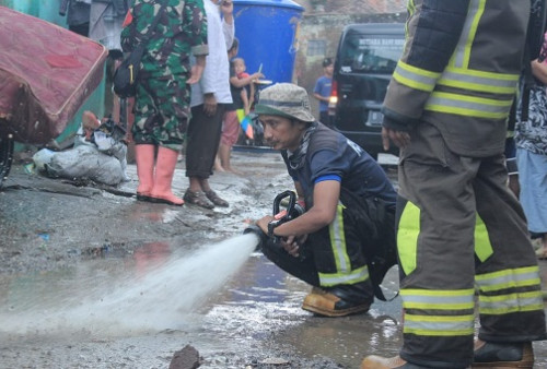 Asosiasi Pemadam Kebakaran Indonesia Bantu Bersihkan Sisa Material Banjir Bandang
