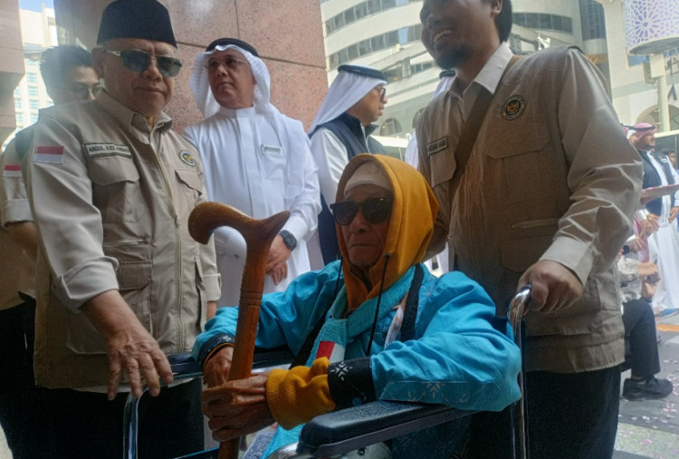 Jemaah Haji Indonesia Tiba di Madinah, Disambut Rebana hingga Air Zamzam di Depan Masjid Nabawi