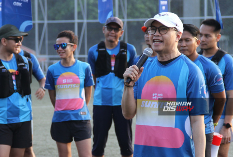 Chief People & Operation Bank Saqu, Luki Suardi membuka Bank Saqu Sunrise Society Vol.3 di
Gelora Bung Karno (GBK), Jakarta (1/11). Kegiatan ini mengajak masyarakat untuk memulai hari
dengan energi positif, olahraga bersama, dan koneksi yang bermakna dengan menghadirkan
berbagai sesi olahraga seperti running clinic, flag football, archery, hingga functional workout
(HYROX) yang dipandu langsung oleh para pelatih profesional.