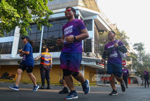 Pelari RUNHUB kategori 10km saat melintas di Jalan Pahlawan, Surabaya, Jawa Timur, Minggu 8 Oktober 2023. RUNHUB yang merupakan lomba lari dengan pilihan kategori 10 kilometer dan 5 kilometer dengan titik start dan finish di Balai Kota Surabaya, Jawa Timur itu diikuti sebanyak 2000 pelari. Acara itu menjadi bagian dari peringatan Hari Perhubungan Nasional 2023 mengusung tema ”Melaju untuk Transportasi Maju”. Dalam kegiatan tersebut ada total hadiah yang diperebutkan senilai Rp 178 juta. (Moch Sahirol/Harian Disway)
