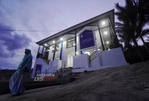 Warga melintasi Masjid Kartini Soenantara yang terletak di Bukit Rajawali, Kabupaten Banggai, Luwuk, Sulawesi Tengah, Jumat (17/3/2023). Masjid Kartini Soenantara ini dibangun sejak Desember 2022, dengan menggunakan dana dari manajemen dan karyawan XL Axiata. Wakil Gubernur Sulawesi Tengah, Drs. H. Ma'mun Amir dalam sambutannya yang dilakukan secara daring berharap masyarakat agar menjaga dan merawat masjid yang dibangun, agar bisa terus bermanfaat untuk generasi selanjutnya. (foto: Julian Romadhon)
 