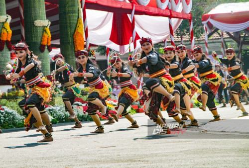 Tarian Kerapan Sapeh diiringi Musik Daul Daul dari Pamekasan Madura di Upacara HUT Jatim ke-78 di Halaman Gedung Grahadi, Surabaya, Jawa Timur, Kamis 12 Oktober 2023. Upacara Hari Ulang Tahun (HUT) ke-78 Provinsi Jawa Timur terdapat pertunjukan menarik diantaranya, Drum Corp SMAN 2 Taruna Bhayangkara Banyuwangi serta beberapa pertunjukan tarian kolosal bertajuk Jatim Harmoni. Tarian ini menggabungkan sejumlah tarian khas Jawa Timur. Kemudian setelah upacara ditutup dengan kolaborasi seni suara dari grup paduan suara berprestasi di Jawa Timur. (Moch Sahirol/Harian Disway) 