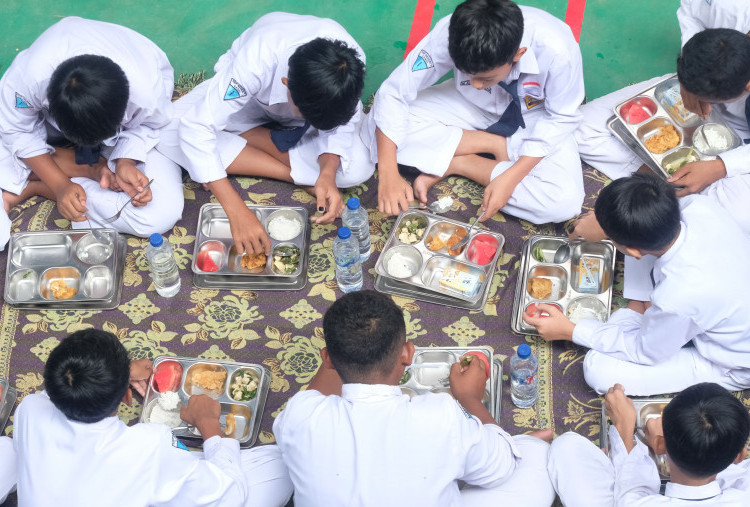 Prabowo Penerima Manfaat Program MBG Capai 82,9 Juta Siswa di Akhir 2025