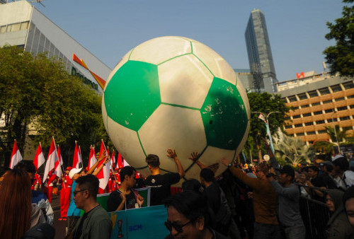 Sambut Piala Dunia U-17, Bola Raksasa Digelindingkan dari Siola ke Balai Pemuda
