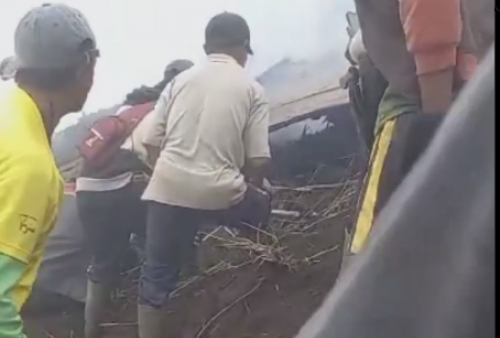 2 Pesawat Super Tucano TNI AU Bertabrakan Jatuh di Bromo, Petani Kentang Evakuasi Pilot