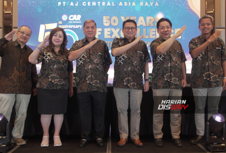 Chief Executive Officer Freddy Thamrin (ketiga kiri) bersama (ki-ka) Chief Compliance & Govermance Officer Ali Suhartono, Chief Operating Officer dr. Sri Rahayu Sutanto, Chief Marketing Officer Antonius Probosanjoyo, Chief Technologi & Supporting Officer Rudy Setiawan dan Chief Actuary Officer Kukuh Prio Sembodo foto bersama disela acara perayaan HUT ke 50 Tahun Asuransi CAR di Swissotel, Pantai Indah Kapuk, Jakarta, Rabu 30 April 2025.