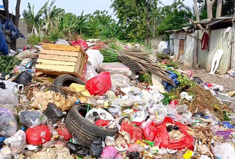 Dinas LH Kota Tangerang Angkat Bicara Soal Sampah Tutupi Akses Jalan Rumah Warga di Karang Tengah