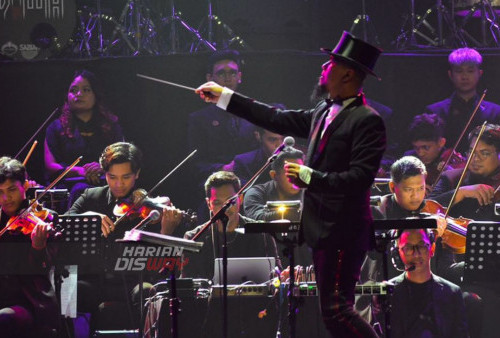 Pada pertunjukan itu, Dhani mengenakan setelan jas berwarna hitam dan dasi kupu-kupu serta topi topper memimpin para pemain orkestra membawakan instrumen Bohemian Rapsody yang dipopulerkan oleh Queen.
