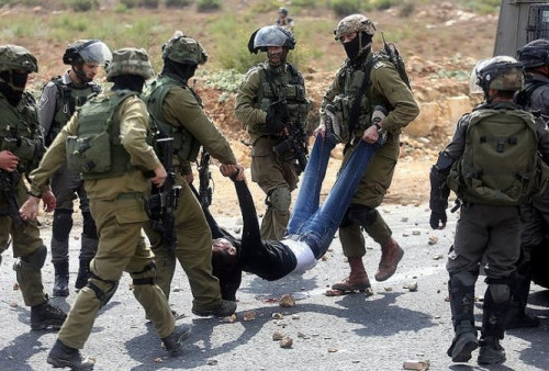 Seorang Warga Palestina Lucuti Senjata Zionis Israel? Berani Banget!