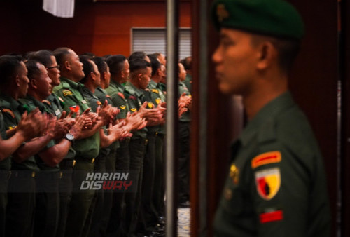 Babinsa menyambut kedatangan Menteri Pertahanan RI (Menhan), Prabowo Subianto, di Grand City Surabaya, Jawa Timur, Senin (13/2/2023). Untuk mendukung tugas yang dilakukan babinsa (bintara pembina desa) sebagai ujung tombak maka diperkuat dengan kendaraan dinas berupa motor trail, untuk sementara sebanyak 100 unit diserahkan kepada babinsa yang mempunyai kondisi di lapangan yang sulit dijangkau oleh kendaraan selain trail. Kendaraan tersebut diberikan langsung oleh Menteri Pertahanan Prabowo Subianto. (foto: Julian Romadhon)