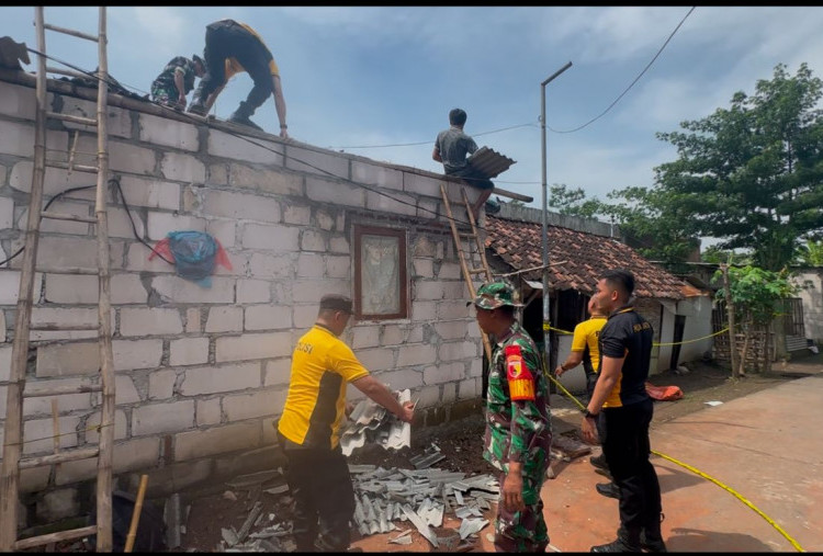 Polri dan TNI Bersihkan Sisa Ledakan Mojokerto