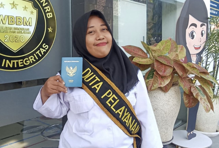 Kartini Survivor: Devi Mahardianingtyas, Penyandang Dwarfisme yang Jadi Andalan Kantor Imigrasi