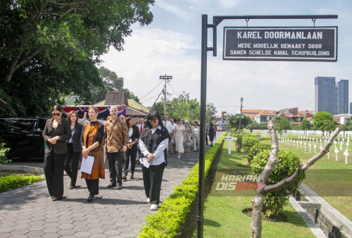 Sejumlah Warga Negara Asing (WNA) asal Belanda berziarah di Makam Ereveld Kembang Kuning, Surabaya, Jawa Timur. Selasa, 27 Februari 2024 dalam rangka memperingati Pertempuran Laut Jawa yang ke-82. 


Acara ini dibuka dengan rangkaian upacara bertujuan untuk menyadari bahwa perang bukanlah solusi. Para tamu undangan kembali diingatkan dengan perang dunia ke-II di Laut Jawa, sebanyak 915 tentara AL Belanda gugur dalam pasukan yang dipimpin oleh Laksamana Muda Karel Doorman. (Moch Sahirol/Harian Disway)

