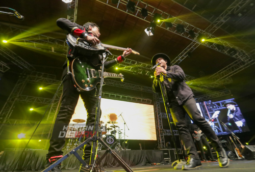 Satriyo Yudi Wahono (kiri) dan Andi Fadly Arifuddin (kanan) menunjukkan penampilannya di Konser 25 Tahun Berkarya Padi Reborn di DBL Arena, Surabaya pada Rabu (25/3/2023) malam. Konser dalam rangka Anniversary ke 25 tahun, Padi Reborn membawakan 25 lagu dengan mengenang semua lagu-lagu lama hingga yang terbarunya. (foto: Moch Sahirol Layeli) 