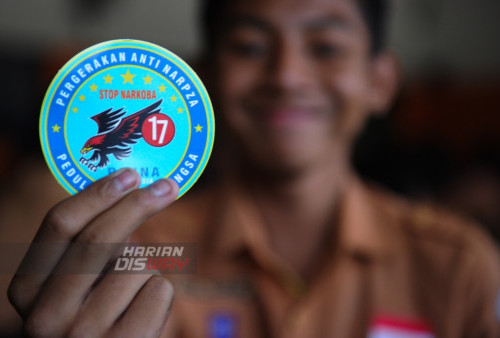 Siswa menunjukan logo PANNA di SMA dan SMK Sejahtera Surabaya, Jawa Timur, Sabtu, 12 Agustus 2023. Kegiatan sosialisasi dan tes urin kepada pelajar tersebut berupa penyuluhan terkait P4GN atau Pencegahan dan Pemberantasan Peredaran Gelap Narkoba  itu diikuti 155 siswa SMA kelas 1 dan 185 siswa SMK kelas 1 yang bertujuan untuk meningkatkan pemahaman bahaya penyalahgunaan narkoba dan mengajak memerangi peredarannya di lingkungan sekitar. Julian Romadhon/Harian Disway)