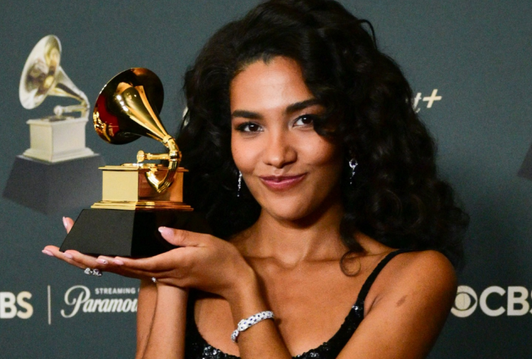 Olivia Dean Menang Best New Artist Grammy 2026, Pidato Soal Imigran Bikin Haru