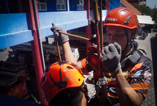 Tim Rescue Dinas Pemadam Kebakaran Kota Surabaya melakukan latihan evakuasi korban di kantor Dinas Pemadam Kebakaran Kota Surabaya, Jawa Timur, Selasa, 22 Agustus 2023. Kegiatan yang dilakukan Tim Rescue Dinas Pemadam Kebakaran tersebut untuk meningkatkan dan memantabkan keahlian personel Rescue dalam melakukan penyelamatan korban dari ketinggian. (Julian Romadhon/Harian Disway)