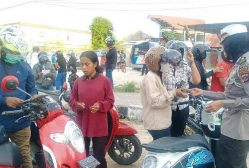 Pengendara Motor Diberhentikan Polisi di Ruas Jalan Kota Kupang, Ada Apa Ya?