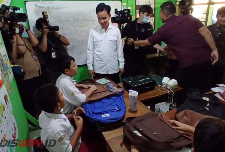 Diberi Tas dan Buku oleh Gibran, Siswa SLBN 05 Jakarta: Terima Kasih Bapak Wakil Presiden 