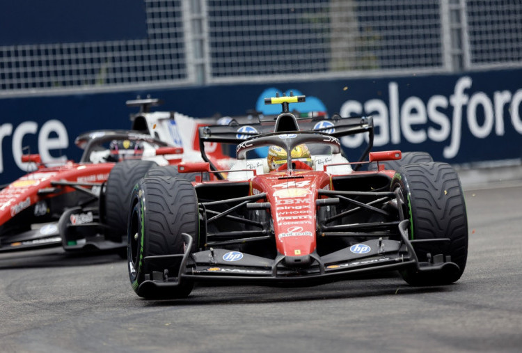 Sprint Race Grand Prix Singapura, Sabtu (10 Oktober), Hujan lebat mengguyur Singapura hanya sekitar sepuluh menit sebelum Sprint. Memaksa F1 menunda start hingga 30 menit. Ketika lomba berjalan, khas lomba basah, banyak insiden terjadi mengakibatkan yellow flag dan safety car. Foto: Dewo Pratomo (Dhewayono) / Disway