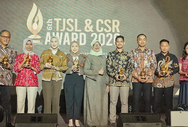 PT Terminal Teluk Lamong Raih Gold TJSL & CSR Award 2026 Lewat Program Budidaya Kepiting Soka