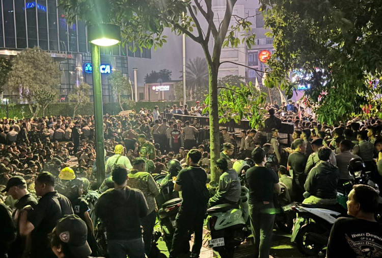 Massa Demo Masih Bertahan di Sudirman, Polisi Sterilkan Masyarakat dari Lokasi Aksi
