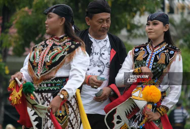 
Pembina Paguyuban Reyog Suroboyo ( Purboyo ) Sugiri Heru Sangoko  mengapresiasi Penari -penari Jaranan yang tampil pada tasyakuran itu.  Heru yang merupakan “nahkpda” KONI Ponorogo itu maju dan secara pribadi  membagikan 2 lembaran uang kepada masing- masing penari.  Heru berharap Pemerintah Daerah juga mem[erhatikan , berkontribusi dan membesarkan komunitas -komunitas seni Reyog yang ada,. Selanjutnya pria yang berprofesi sebagai pengusaha ini mengaku hanya butuh waktu  satu minggu untuk menggelar tasyakuran itu.
 Foto :  Boy Slamet_ Harian Disway 