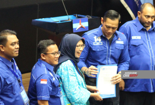 Ketua Umum Partai Demokrat Agus Harimurti Yudhoyono memberikan sambutan dalam acara penyerahan surat rekomendasi Pilkada 2024 di DPP Partai Demokrat, Jakarta, Jumat (23/8/2024).  Agus Harimurti Yudhoyono menyerahkan 116 surat rekomendasi kepada pasangan kader Partai Demokrat untuk maju dalam Pilkada 2024. 
