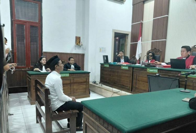 Tok! Hakim Vonis Bebaskan Karyawan LBH yang Jadi Terdakwa Kasus Teror Bensin