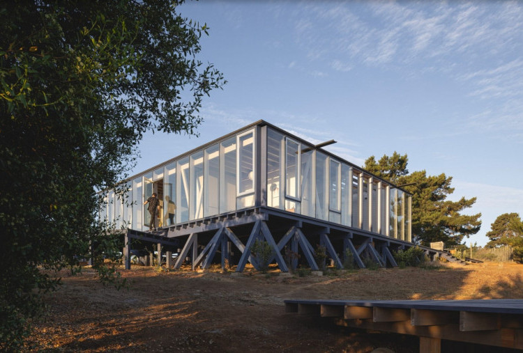 Arsitektur Unik Casa SI di Algarrobo, Rumah Kayu Prefabrikasi Berorientasi Lanskap