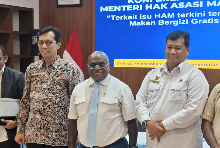 Kasus Keracunan Meningkat, Natalius Pigai Justru Sebut Siswa Makin Antusias Santap MBG Bareng Teman